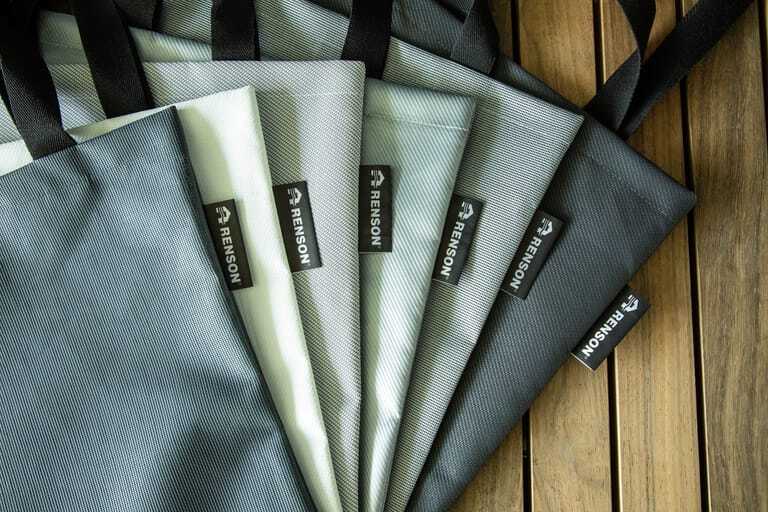 Die Tuchabf&auml;lle dienen als Rohmaterial f&uuml;r eine exklusive Renson-Tragetasche, die von der Werkstatt f&uuml;r angepasste Arbeit 't Veer in Menen (Belgien) hergestellt wird.