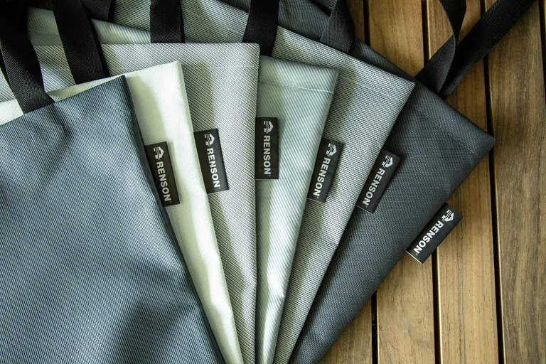 Die Tuchabfälle dienen als Rohmaterial für eine exklusive Renson-Tragetasche, die von der Werkstatt für angepasste Arbeit 't Veer in Menen (Belgien) hergestellt wird.