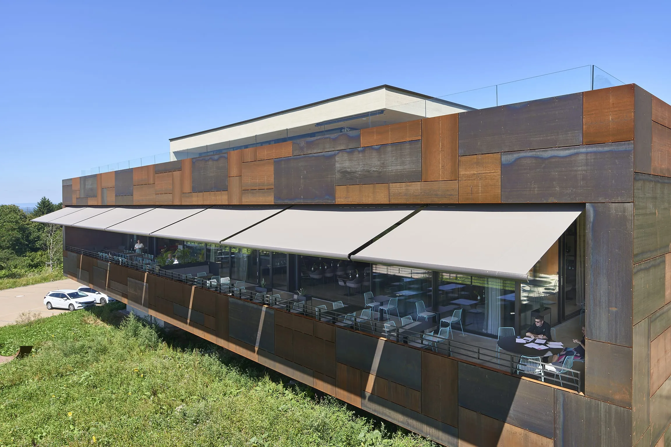 Stilvoller Sonnenschutz in bester Lage