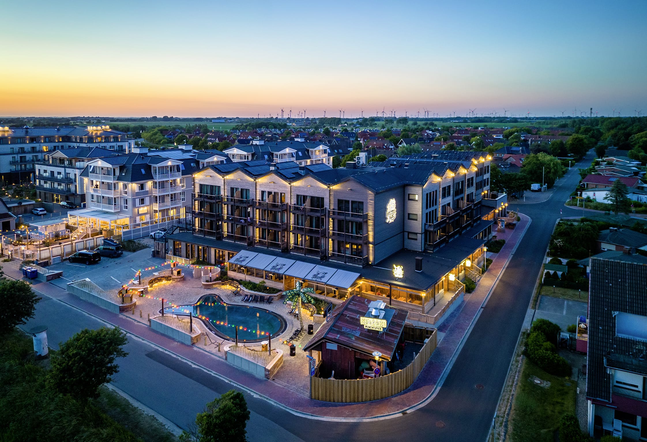 Die Bretterbude Büsum ist ein Hotel- und Gastronomiebetrieb im Kreis Dithmarschen in Schleswig-Holstein. Der Betrieb gehört zu den Heimathafen Hotels, die an Nordsee und Ostsee sowie in Hamburg lässigen Lifestyle bieten. Um das Outdoor-Areal wetterunabhängig nutzen zu können, erhielt ein Teil der Außenflächen Markisenanlagen von Markilux, die in ihrem Stil zur Optik des Gebäudes passen.