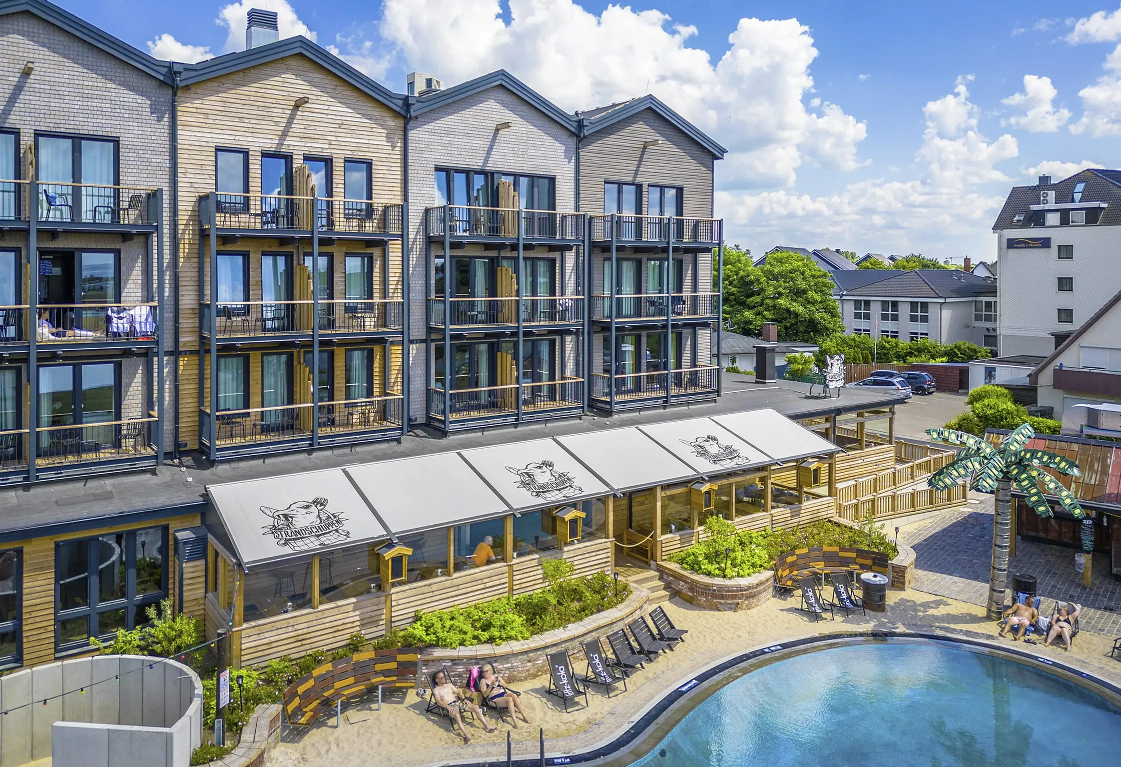 Hotel in Büsum mit Markisenanlagen von Markilux ausgestattet