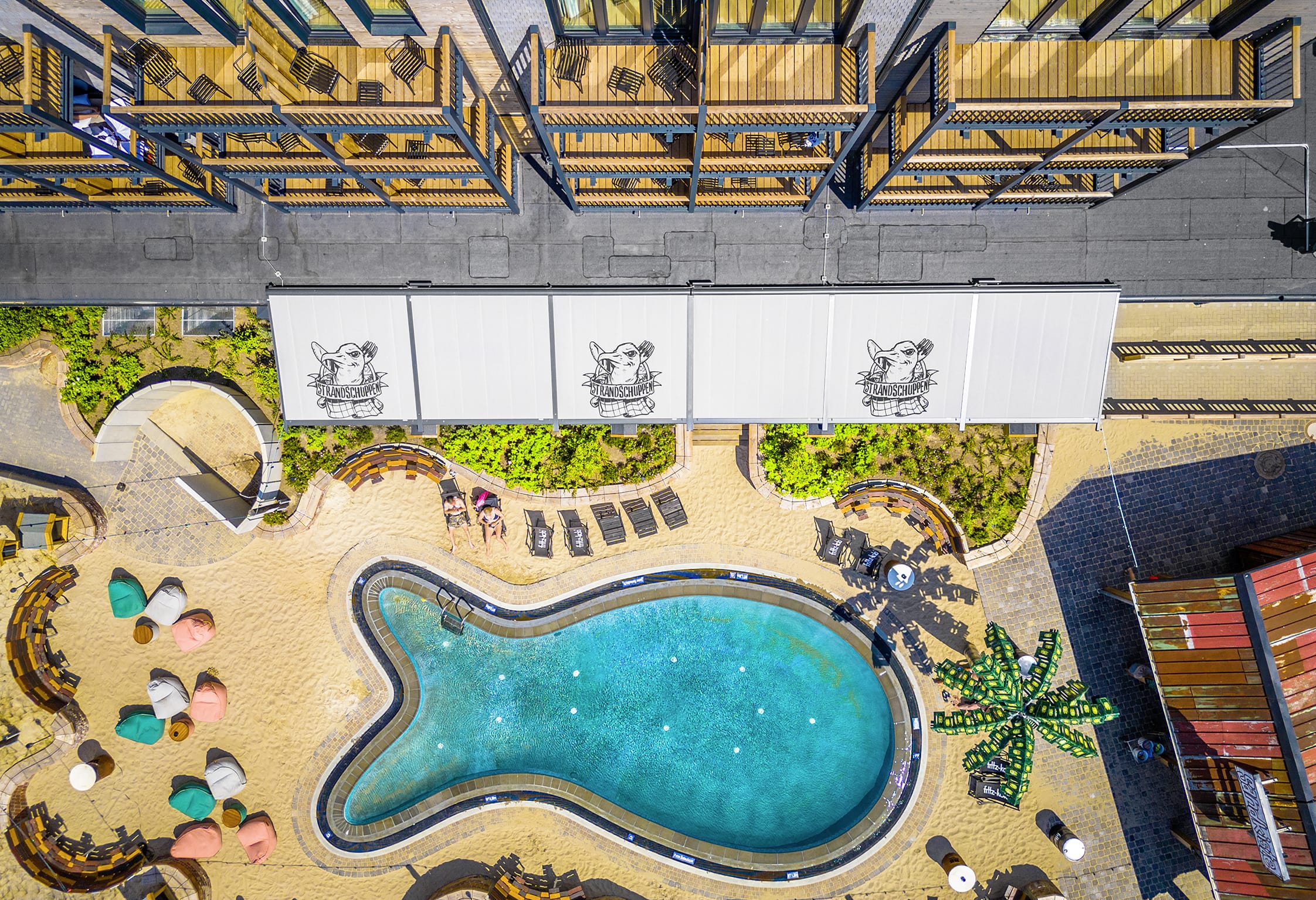 Bei der Wahl des Markisensystems sei dem Auftraggeber wichtig gewesen, ein System zu nehmen, das eine gewisse Windlast aushalten kann und zugleich gut vor Sonne oder leichtem Regen schützt. Hier habe Markilux mit seiner Pergola Classic überzeugt, einem Markisensystem mit seitlichen Führungsschienen auf schlanken Säulen. Mehrere Markisenfelder mit integrierten LED-Lines beschatten nun rund 50 Sitzplätze auf einer 70 Quadratmeter großen Außenterrasse.