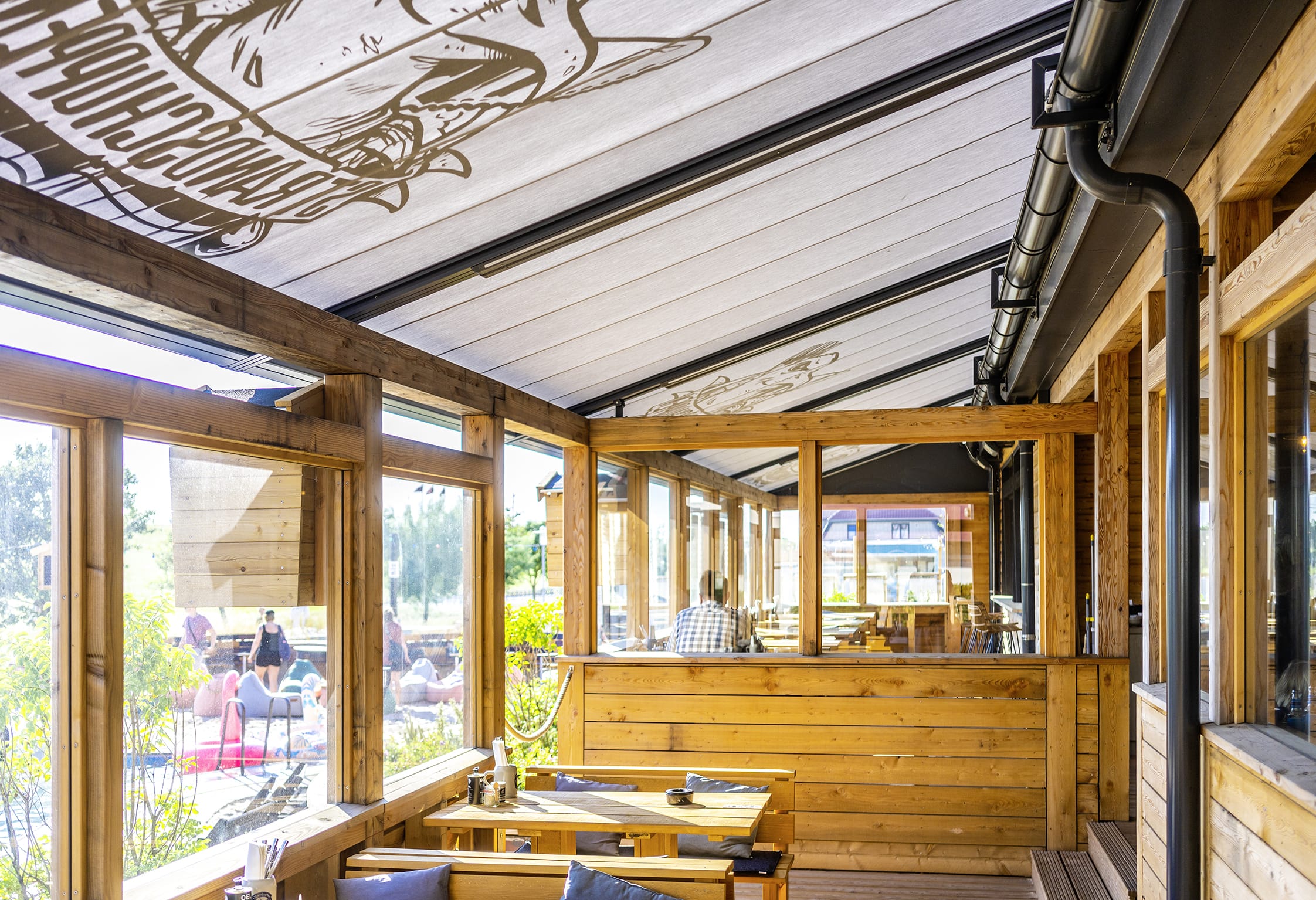 Individuelle Wünsche des Kunden seien dabei in das gestalterische Konzept mit eingeflossen. "Wir haben die Pergola-Anlage, die normalerweise auf Säulen steht, in die Holzkonstruktion des Gebäudes integriert, was dem Hotelier sehr gut gefallen hat", sagt Ruhnke. Auch das Beschriften der Sonnenschutztücher mit einem Logo und die Option, die Markisen farblich an die Optik des Gebäudes anpassen zu können, habe großen Anklang gefunden.