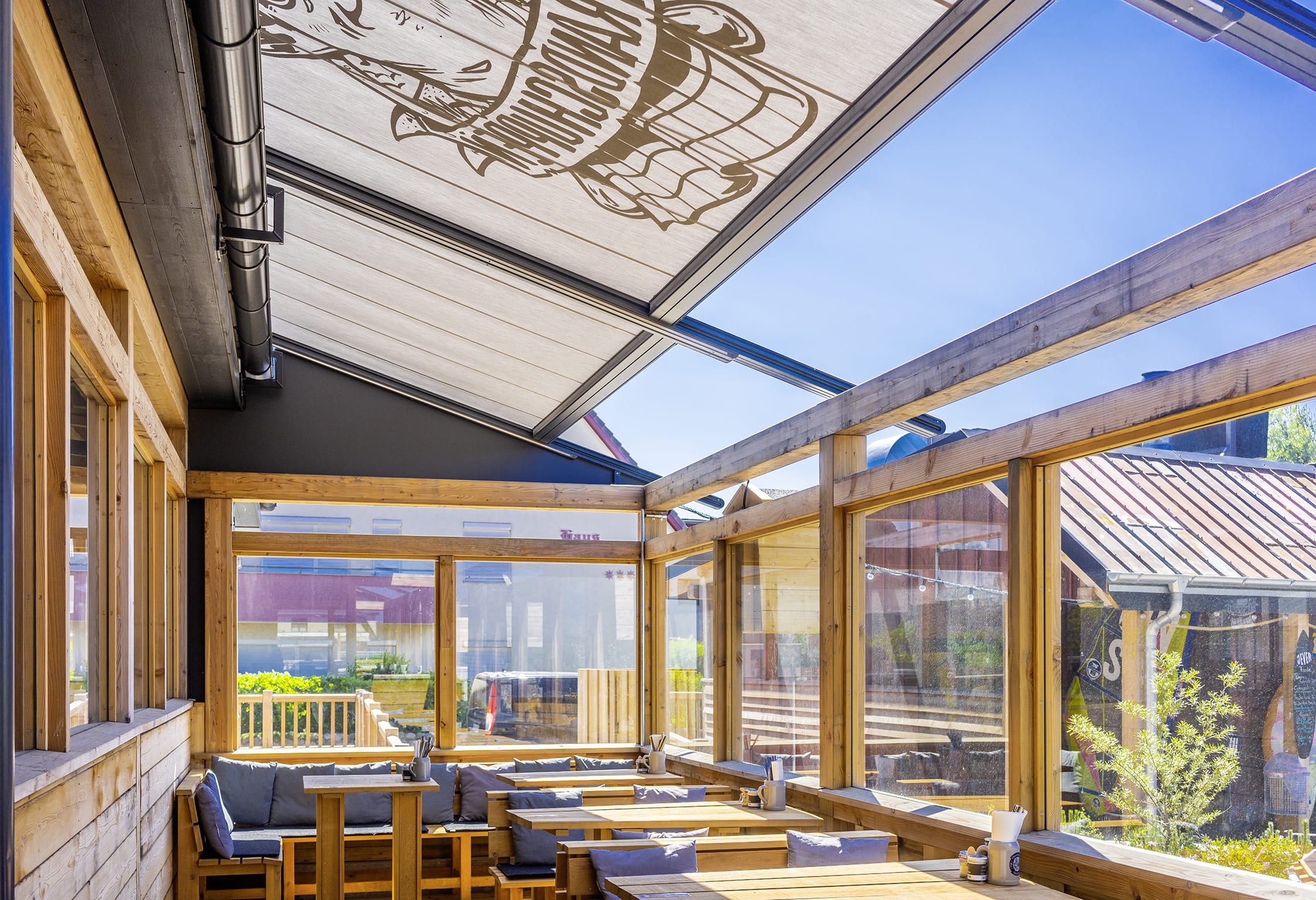 "Wir konnten den Inhaber der Bretterbude Büsum davon überzeugen, dass unser Service in Kombination mit den hochwertigen Produkten von Markilux eine verlässliche Größe ist", betont der Sonnenschutzexperte. Markisenanlagen dieser Art und Dimension an der Nordsee zu installieren, sei äußerst anspruchsvoll. Deshalb benötige man sehr stabile und witterungsbeständige Markisensysteme sowie qualifizierte Partner, die in der Lage seien, Sonderlösungen zu liefern und diese sicher zu montieren.