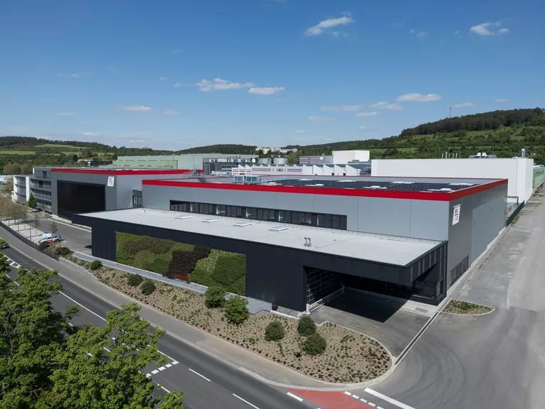 Die Fassadenbegrünung am neuen Wareneingang des Firmensitzes in Marktheidenfeld hat nicht nur einen optischen Effekt, sondern trägt aktiv zum Klimaschutz bei.