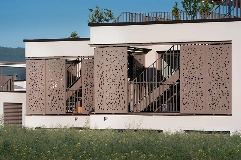 Die Aluminium-Schiebeläden mit speziell designten Lochmuster werfen Schatten mit orientalischem Flair.