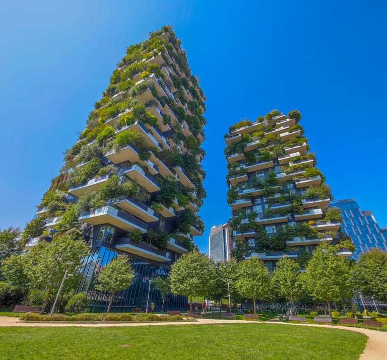 Zur vierten Dimension "Resilienz und Flexibilität" gehört u.a. der Indikator "Blaue und grüne Infrastruktur". Die begrünten Zwillingstürme Bosco Verticale in Mailand sind ein Paradebeispiel für begrünte Fassaden.