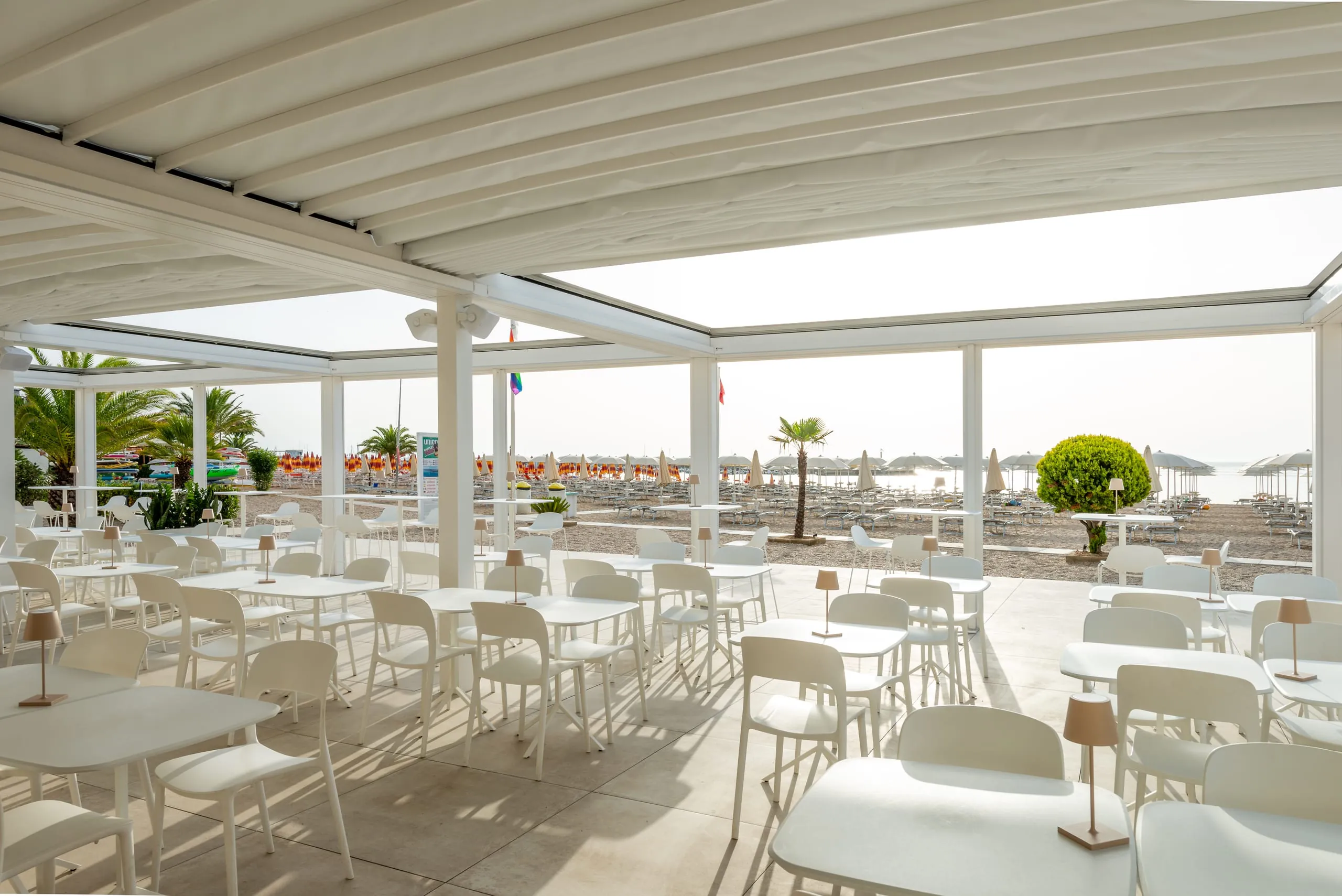 Geschützter Gastrobereich mit Meerblick