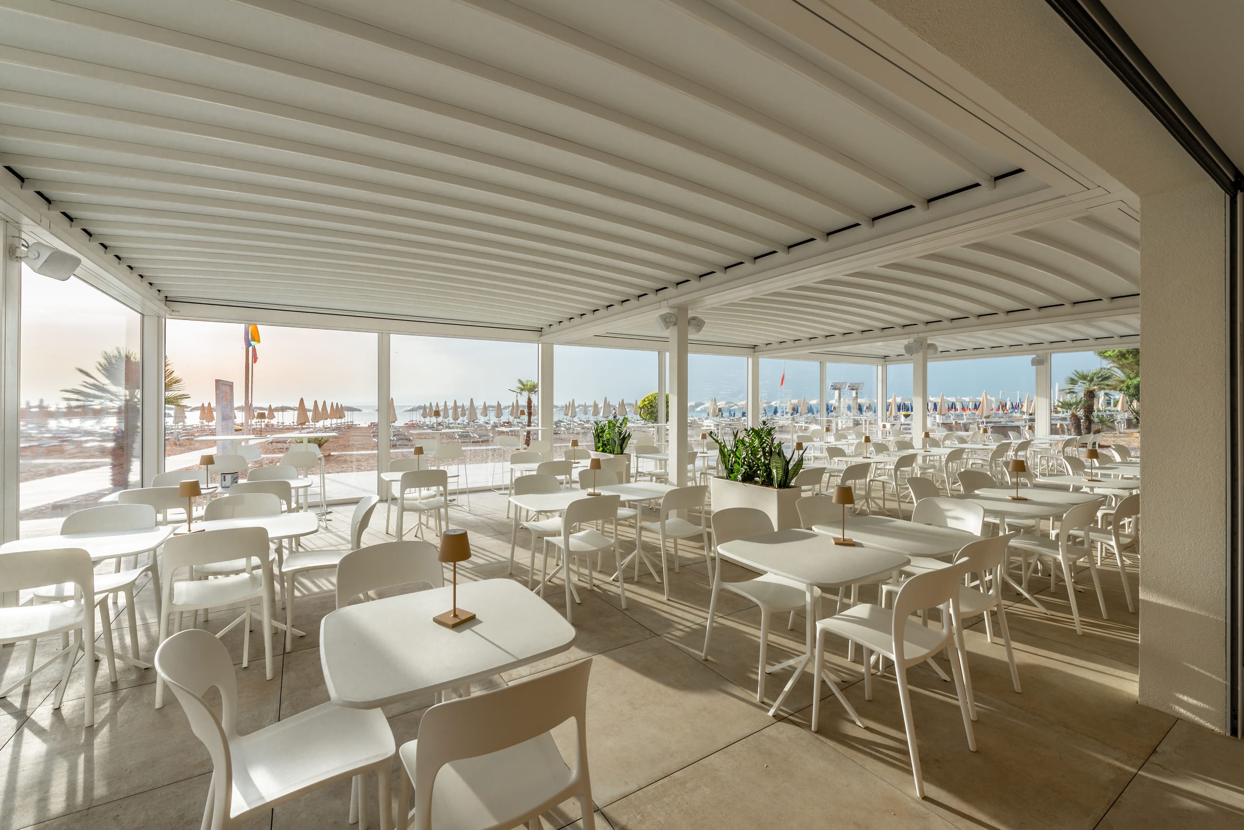 Auf der Suche nach einer Überdachung, die den Blick auf Strand und Meer aufwertet und gleichzeitig vor Sonne und Wetter schützt, fiel die Wahl auf die Flachdachpergola Isola 3. Das Büro KE PMO und der KE Store Arredocasa erarbeiteten gemeinsam ein maßgeschneidertes Projekt für die Terrasse.