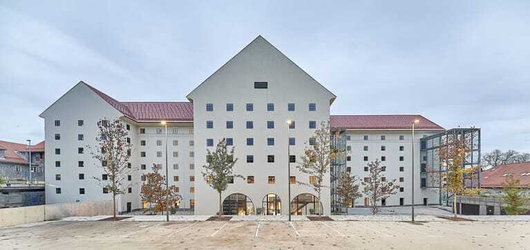 Klar gerastert: Die Fassadenansicht der Rückseite der alten Zuckerfabrik Cukrarna ist geprägt von vielen kleinen Fensteröffnungen.