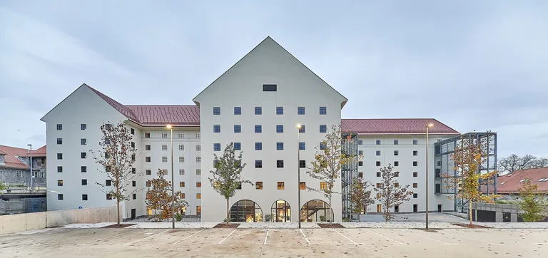 Klar gerastert: Die Fassadenansicht der Rückseite der alten Zuckerfabrik Cukrarna ist geprägt von vielen kleinen Fensteröffnungen.