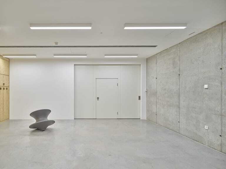 Das Feuerschutz-Schiebetor im Untergeschoss trennt Brandschutzbereiche, sollte ein Feuer ausbrechen.