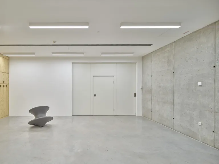 Das Feuerschutz-Schiebetor im Untergeschoss trennt Brandschutzbereiche, sollte ein Feuer ausbrechen.