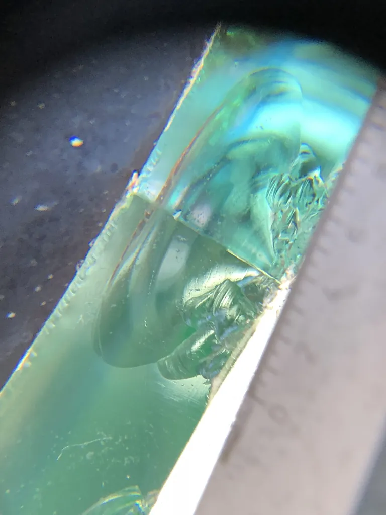 Bei genauer mikroskopischer Betrachtung zeigte sich, dass die Scheibe erhebliche Vorsch&auml;digungen aufwies.