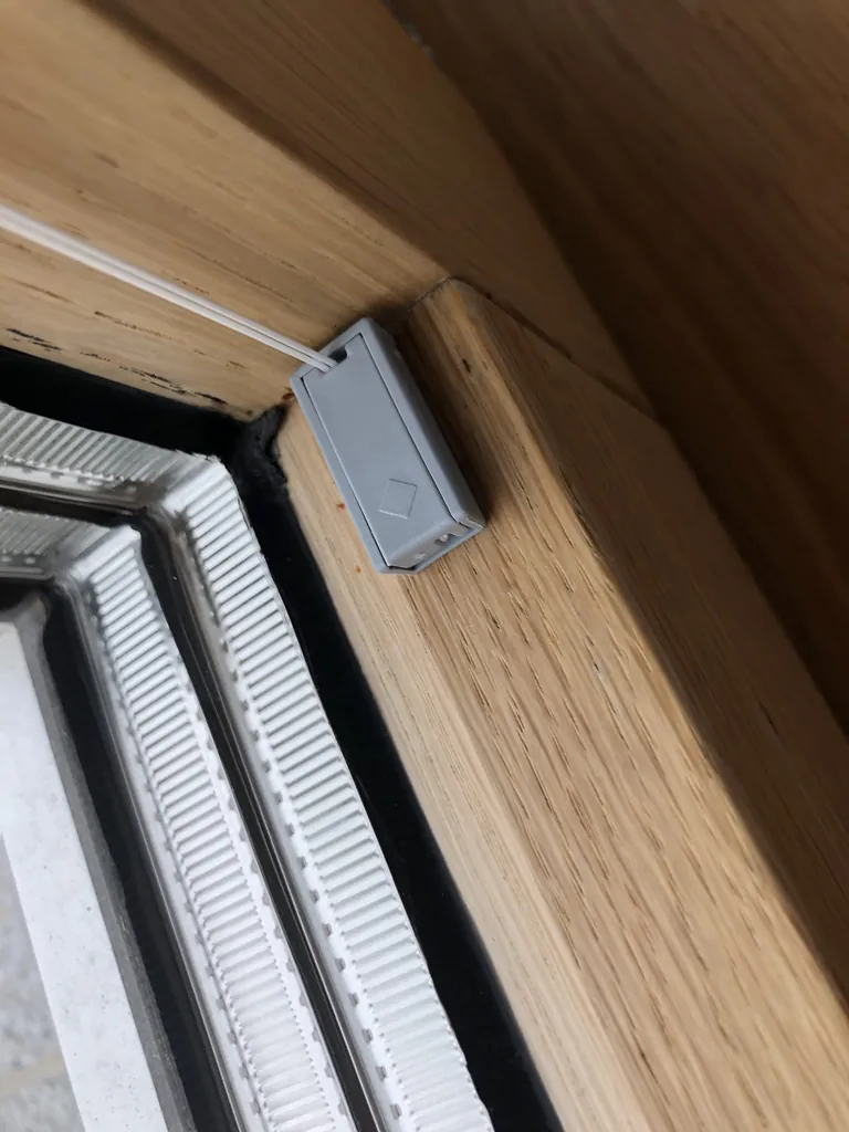 Das Abdunklungsplissee selbst war im korrekten Abstand von drei bis f&uuml;nf Millimeter zur Scheibe montiert.