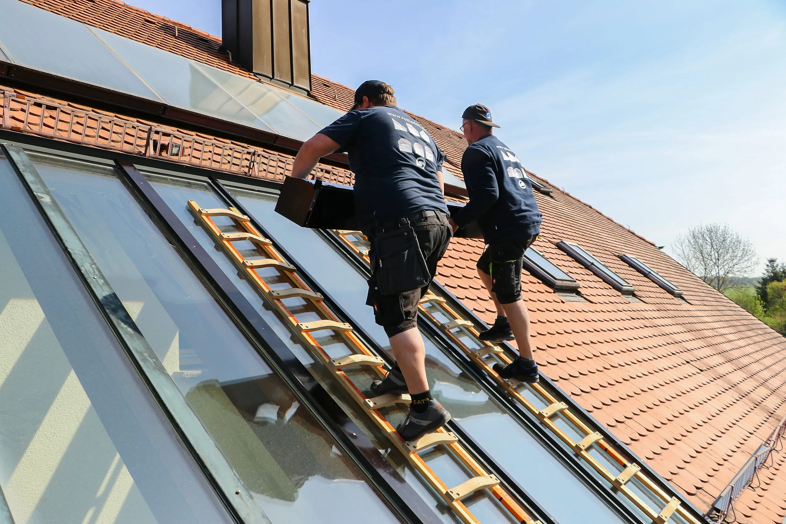 Platzieren Sie den Rollladenkasten.