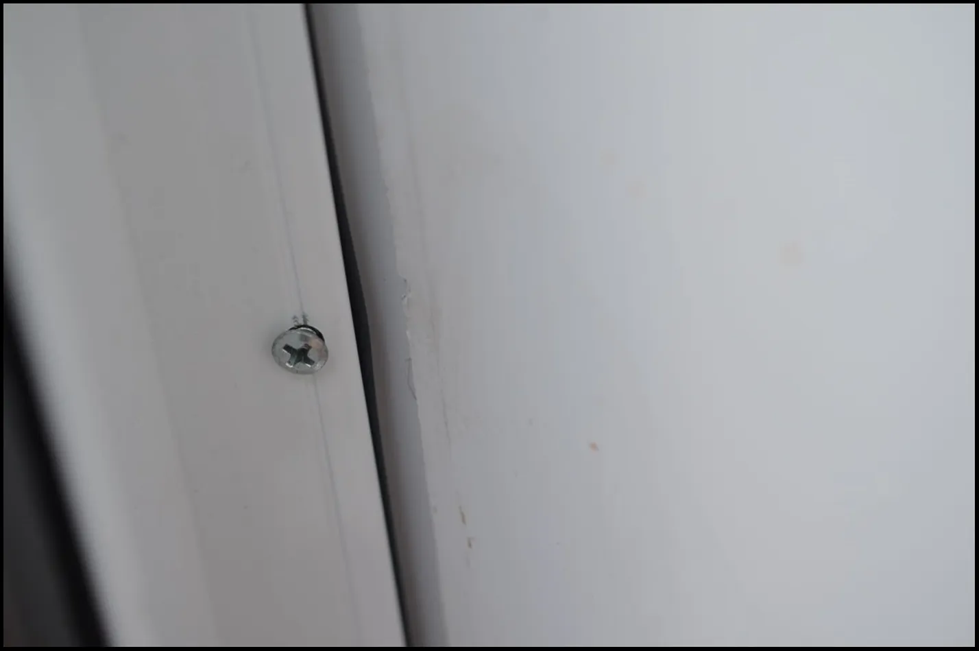 Diese Führungsschiene ist nicht fachgerecht befestigt. Die Kunststoffblende ist kein tragfähiger Untergrund, die Schraube findet keinen Halt.