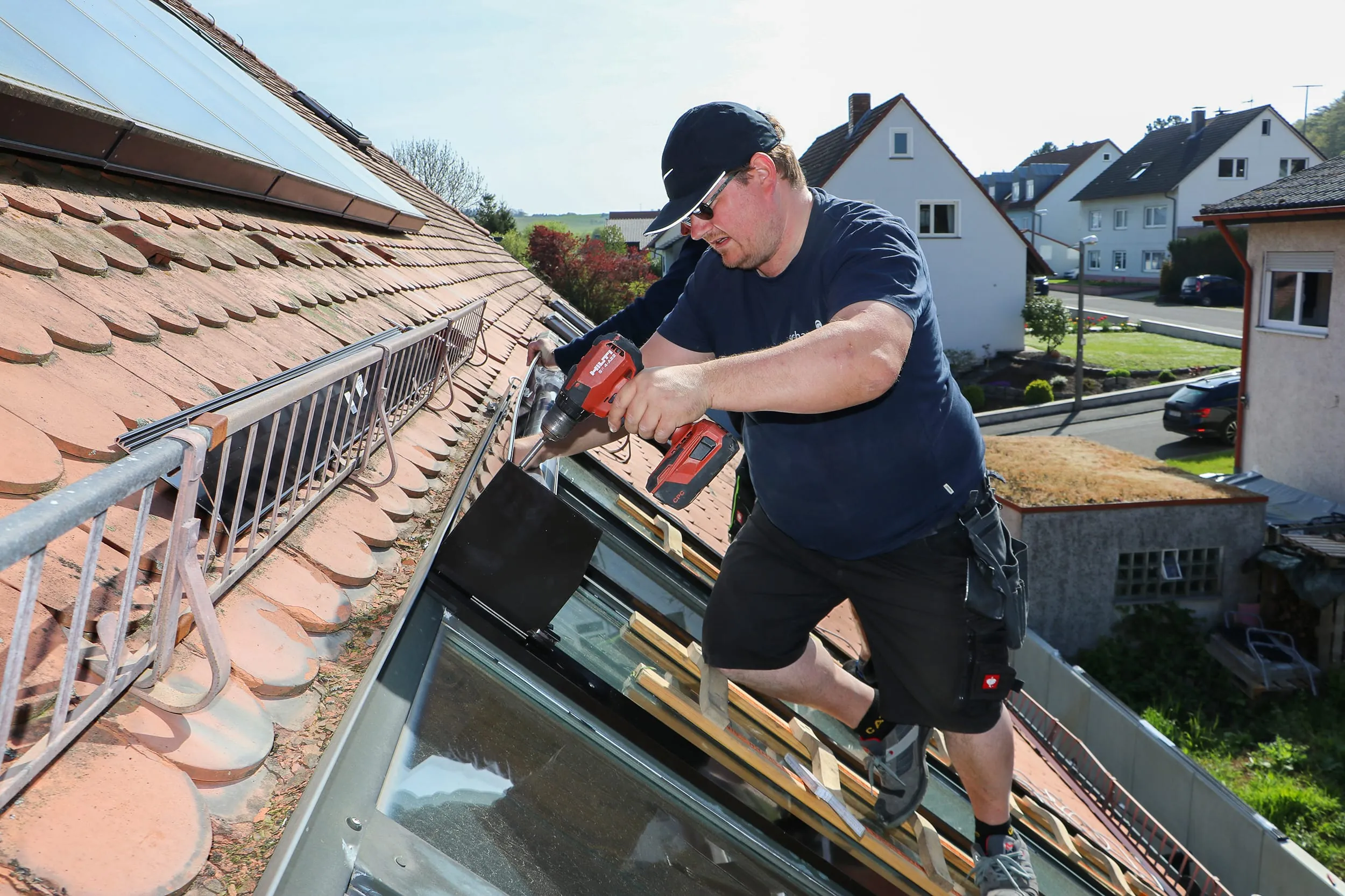 Befestigen Sie den Rollladenkasten.