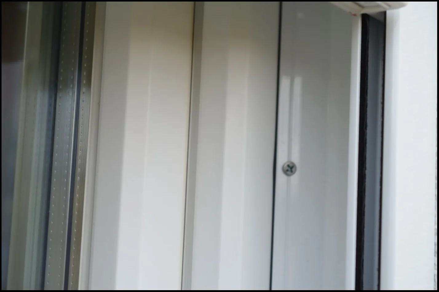 Diese Führungsschiene ist am Fensterrahmen befestigt. Hier kommt es zu keinen Problemen.