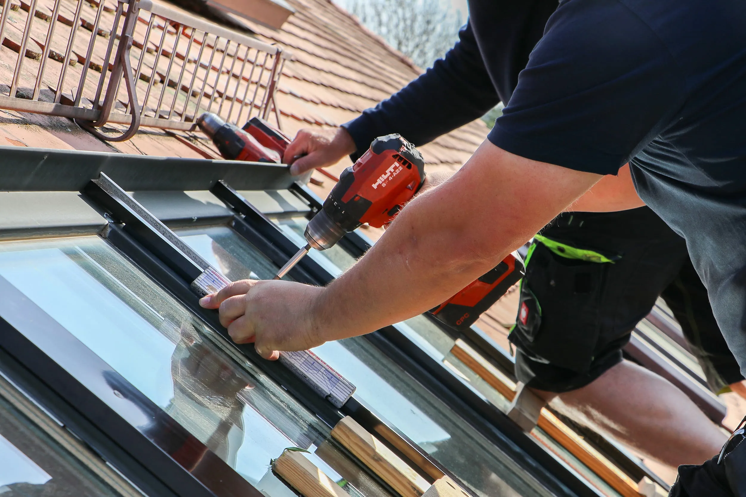 Bringen Sie die Führungsschienen an.