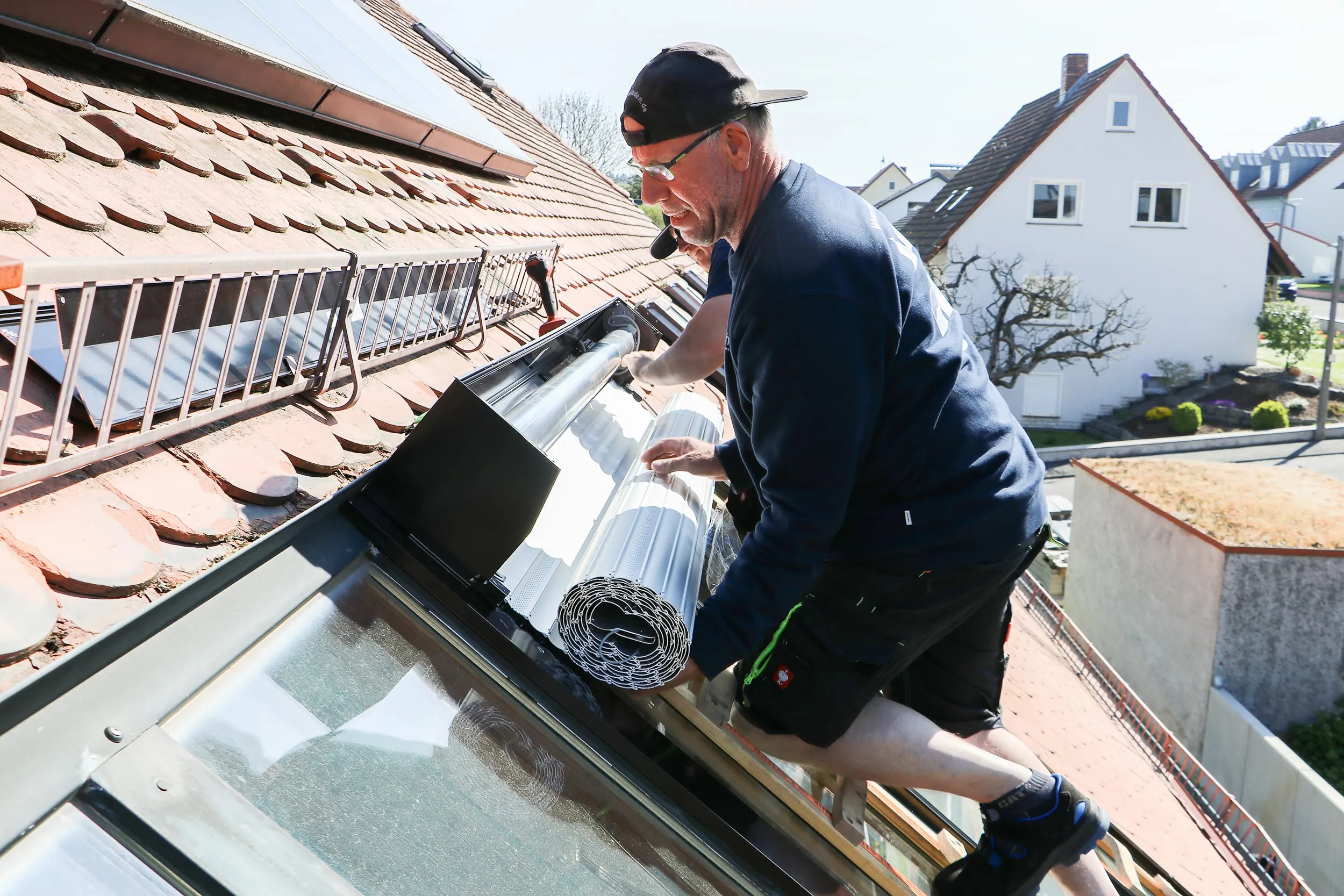 Befestigen Sie den Rollladenbehang am Rollladenkasten.