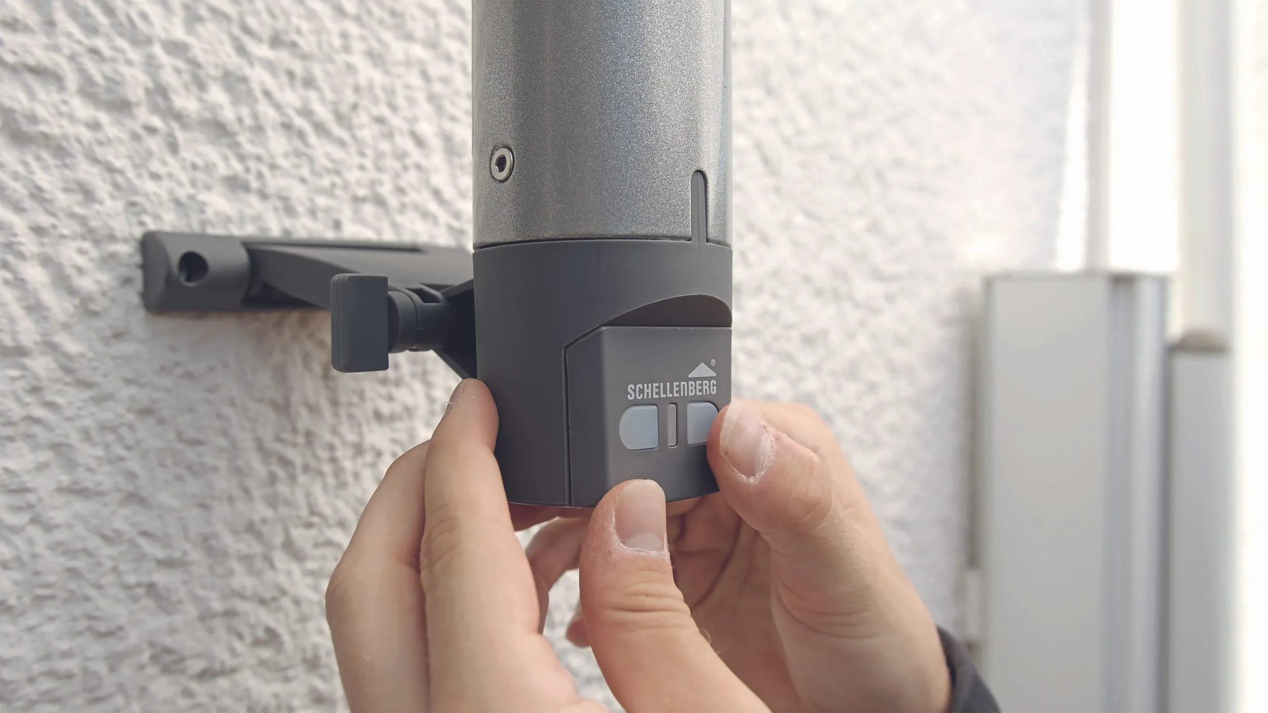 Abschließend geht es ans Einstellen der Endlagen, also den Start-/Stopppunkt für die motorbetriebene Markisenfahrt. Für den Betrieb per Fernsteuerung sind auf jeden Fall eingestellte Endlagen nötig. Dabei dürfen Sie diese nicht überfahren. Überstrecken Sie die Markisenarme nicht, um eine Beschädigung zu vermeiden.