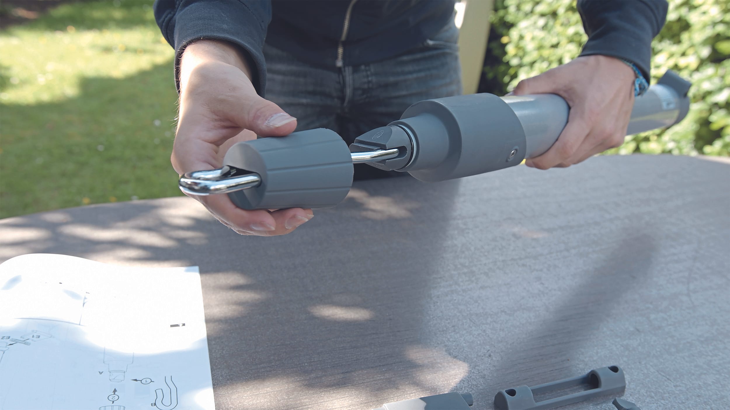 Bringen Sie den Markisenhaken und die Schutzkappe an.