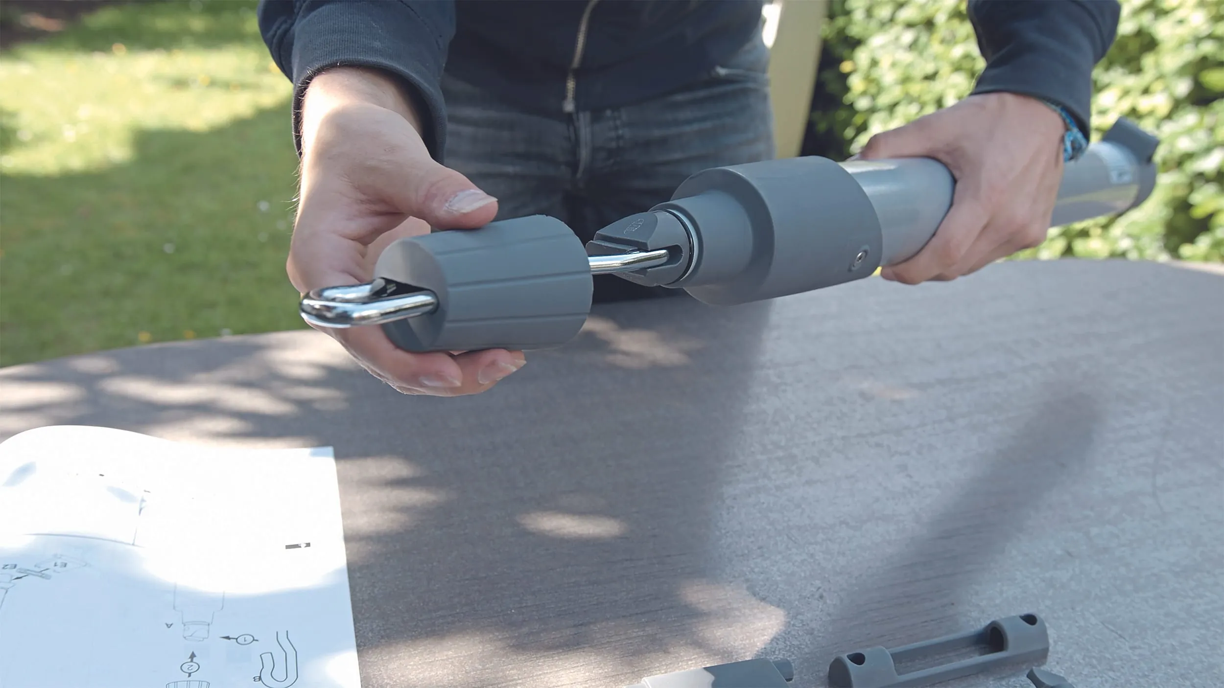 Bringen Sie den Markisenhaken und die Schutzkappe an.