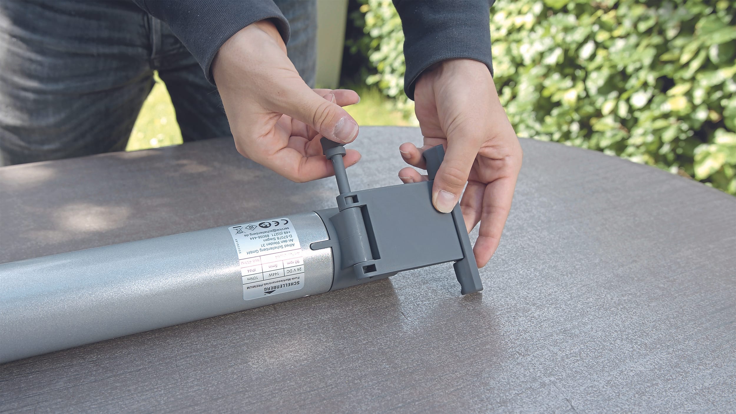 Befestigen Sie die Wandhalterung am Motor.