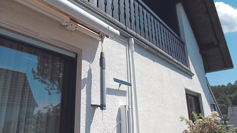 Motorisierte Markisen schaffen Komfort: Der Antrieb von Schellenberg Professional ersetzt die manuelle Kurbel und wird einfach in die Getriebe&ouml;se der Markise eingeh&auml;ngt. Optional unterst&uuml;tzt das mitgelieferte Solarpanel den im Antrieb integrierten Akku beim kabellosen Betrieb.