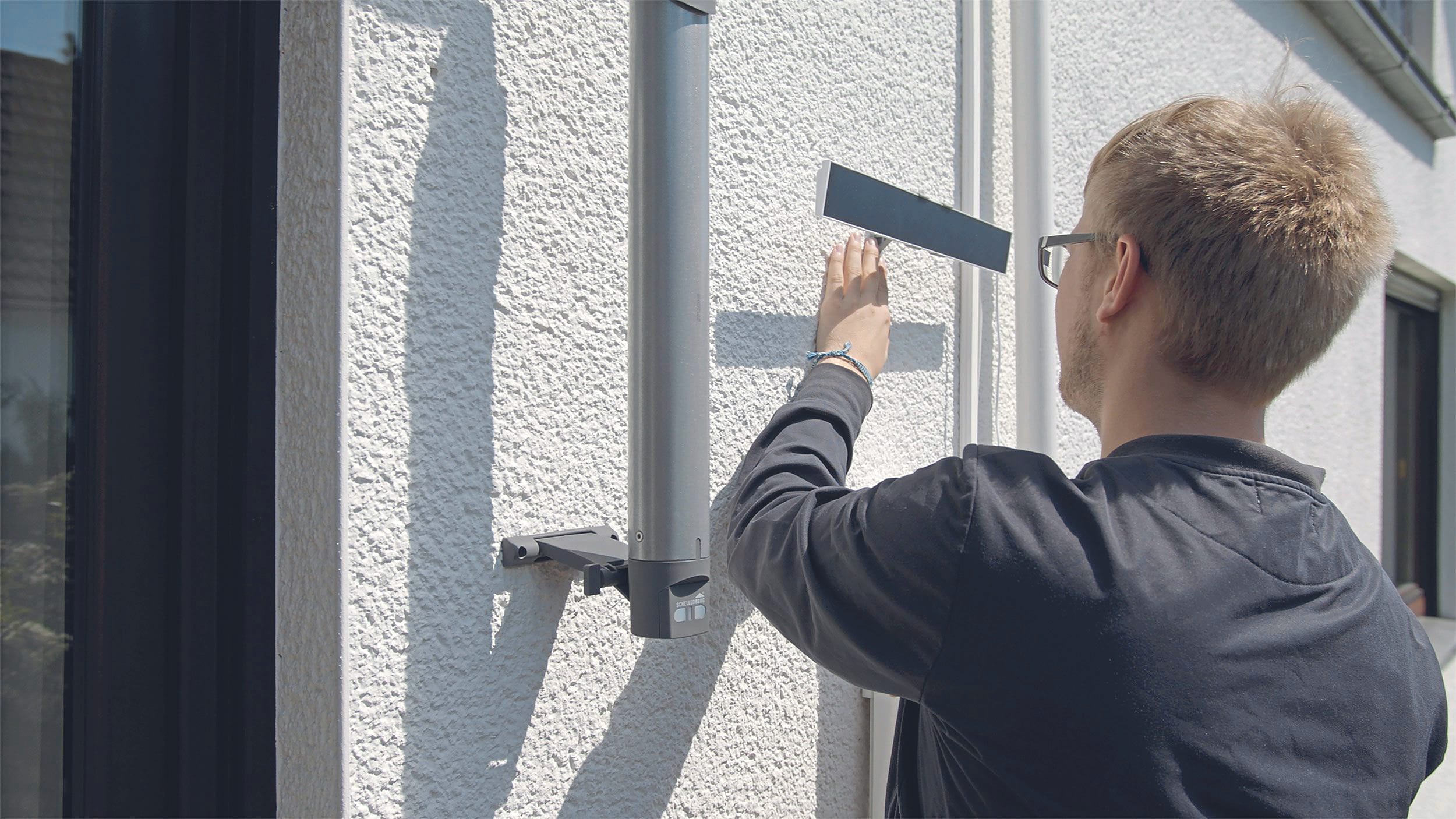 Für zusätzliche Stromversorgung befestigen Sie das Solarpanel in Reichweite an der Außenwand – also entsprechend der Länge des mitgelieferten Kabels. Achten Sie darauf, dass die ausgefahrene Markise das Solarpanel nicht beschattet. Nun verbinden Sie das Panel per Kabel und über die vorgesehene Steckerbuchse mit dem Antrieb.
