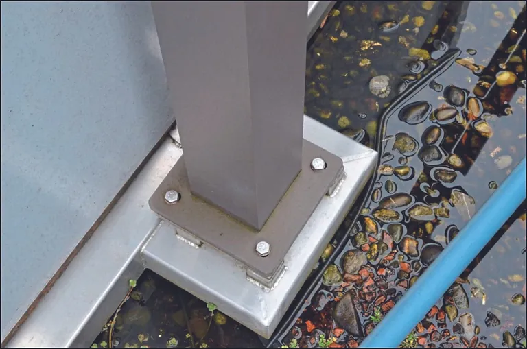 Zwei der Pfosten sind lediglich mittels gek&uuml;rzter Edelstahl-Gewindeschrauben und Unterlegscheiben auf bauseitigen Edelstahl-Rohrrahmen aufgeschraubt.