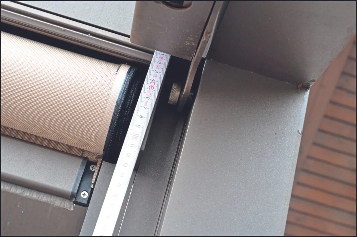 Der Zip-Markisenstoff ist auf einer Länge von zirka 182 Millimeter eingerissen.