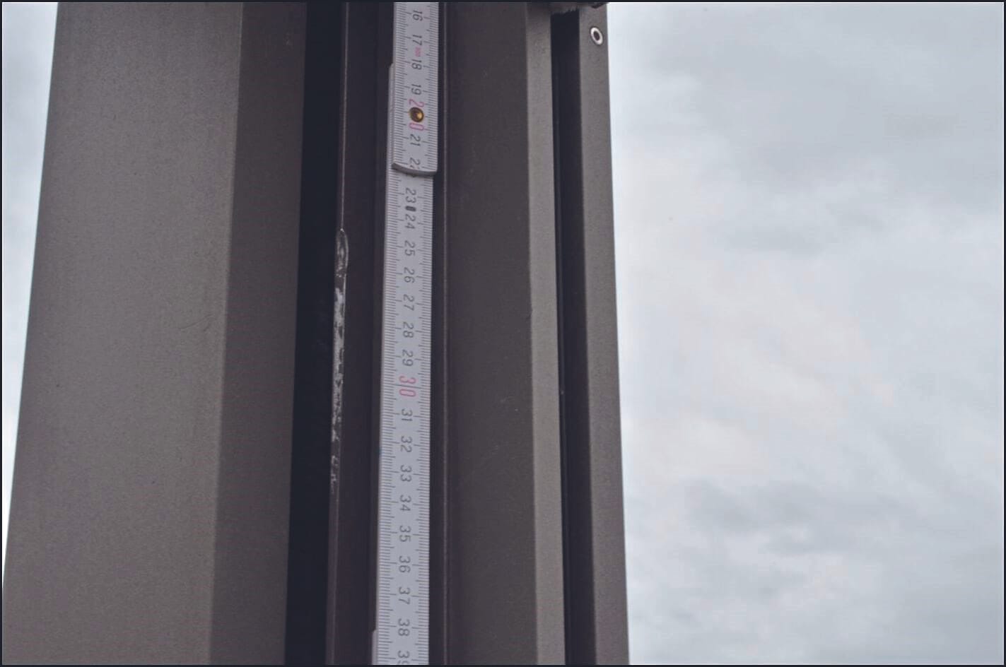 An diesem Pfosten sind auf einer Länge von 85 Millimeter Schleifspuren zu sehen.