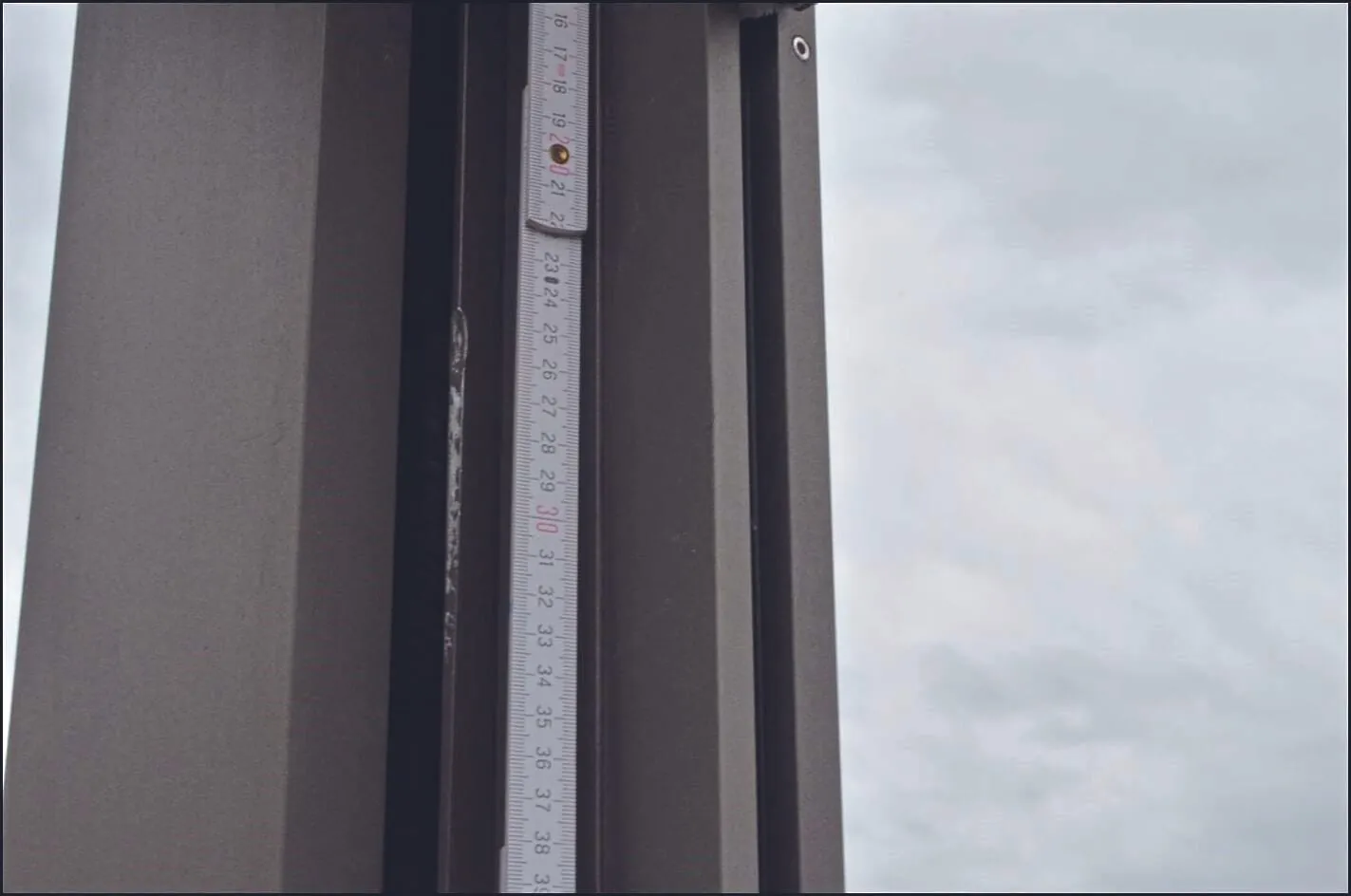 An diesem Pfosten sind auf einer Länge von 85 Millimeter Schleifspuren zu sehen.