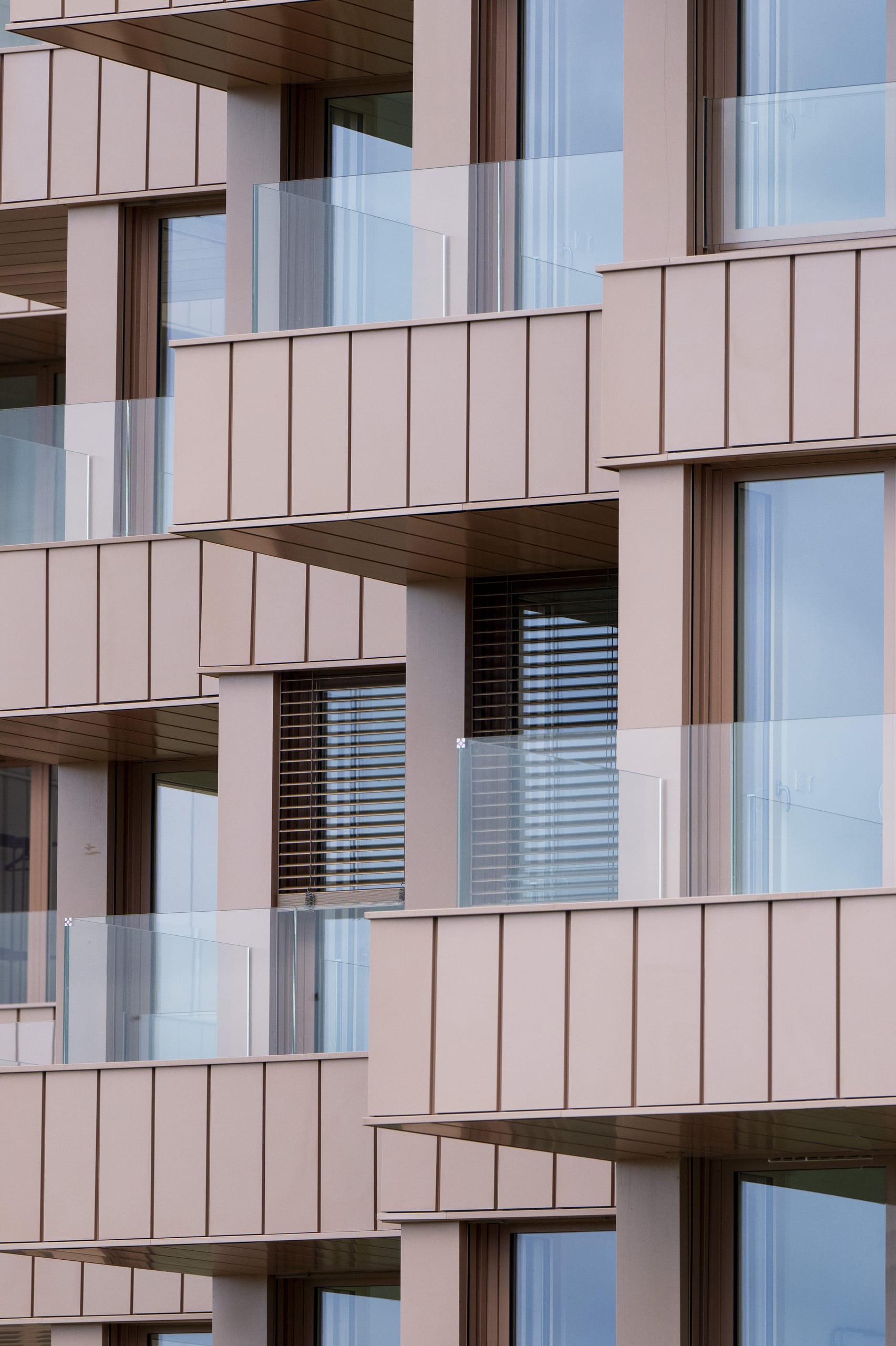 Neben dem Lamellenstore Lamisol 70, der sich durch klare Linien und eine gute Abdunkelung auszeichnet, wurden auch die Lamellenstores Grinotex III, welche witterungsbeständig und einbruchsicher sind, sowie die Rollläden Tradi Pur, ein selbsttragendes System, das eine einfache und schnelle Montage gewährleistet, verbaut.