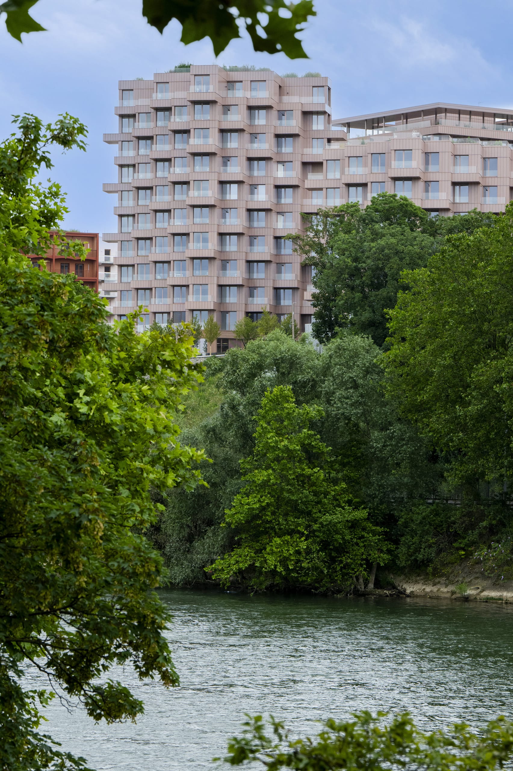 Wenn am 26. Juli die Olympischen Sommerspiele in Paris starten, ist Griesser mittendrin. Das Schweizer Sonnenschutzunternehmen sorgt mit seinen Produkten im Olympischen Dorf für Beschattung und eine designstarke Gebäudehüllenoptik.