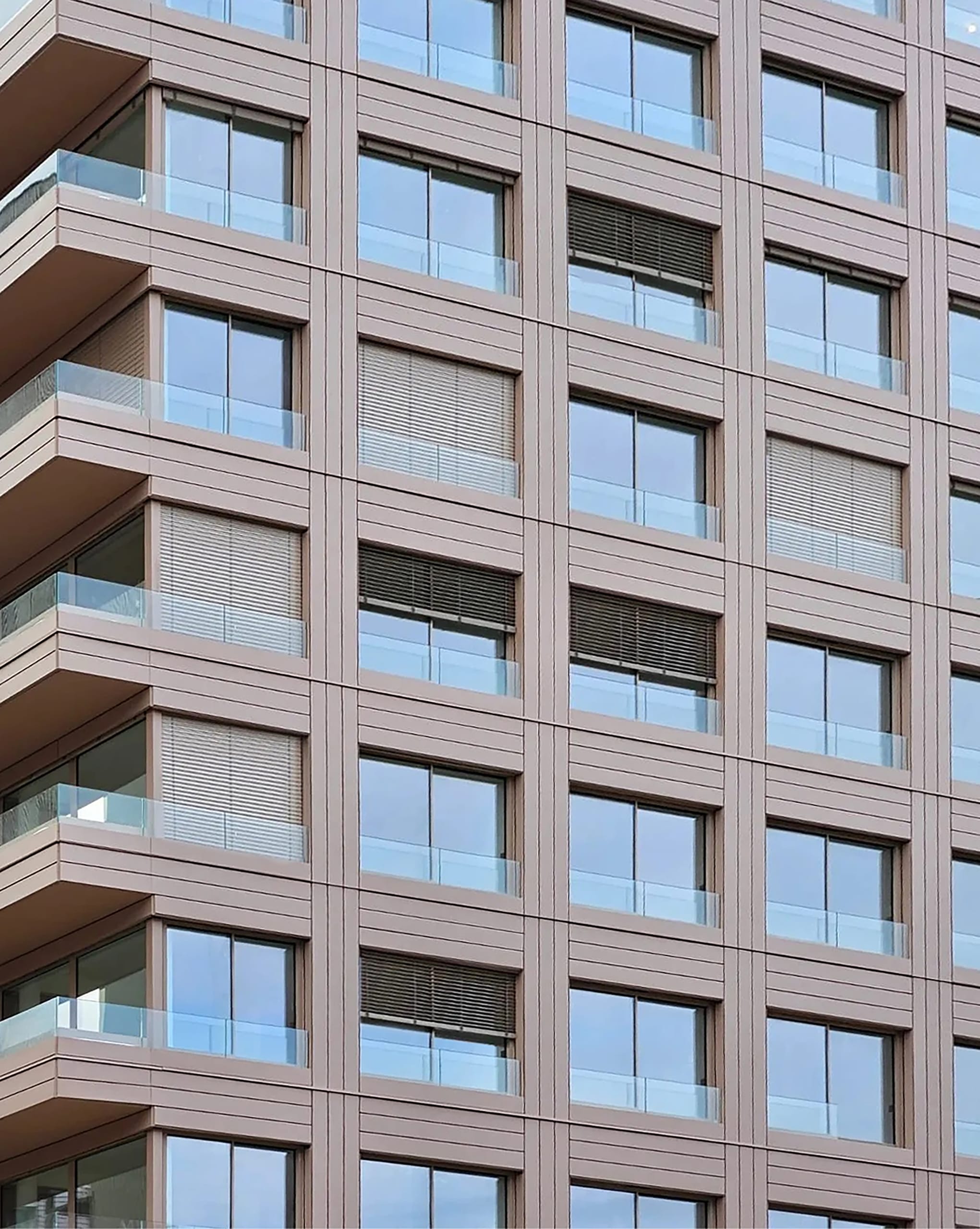 Im Projektfokus stand eine emissionsarme Bauweise. Beim Bauprozess kamen deshalb verschiedene kohlenstoffarme und biobasierte Materialien zum Einsatz, u.a. vor Ort hergestellter kohlestoffarmer Beton oder Holz. Das für die Wand- und Fassadenrahmen verwendete Konstruktionsholz wurde zudem zu mehr als 90 Prozent in Frankreich verarbeitet.