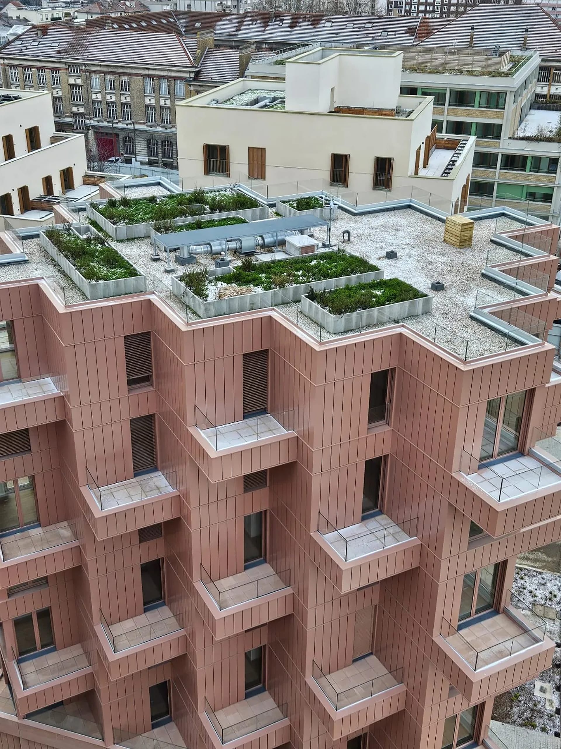 Zum Ökodesign zählen ebenfalls bioklimatische Gärten, grüne Terrassen oder diverse Dächer, die mit Photovoltaik ausgestattet wurden. Auch in puncto Nutzung stand Nachhaltigkeit im Fokus. Nach den Olympischen Spielen wird das Dorf als Wohnungs- und Gewerbefläche genutzt.