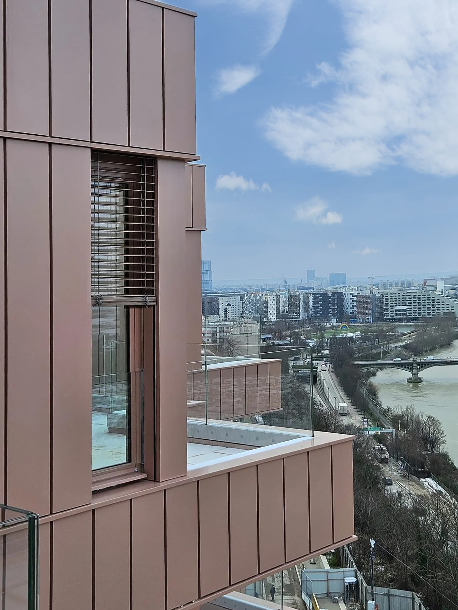 Dank Tageslichtmanagement wird durch die Sonnenschutzlösungen sowohl ein angenehmes Raumklima geschaffen als auch die Energieeffizienz der Gebäude erhöht, da Heiz- und Kühlenergie eingespart werden.