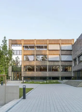 Das PVC bedampfte Sonnenschutzgewebe Soltis 92 von Warema leistet einen wertvollen Beitrag zur Förderung eines optimalen Raum- und Lernklimas im Klassenraum durch effizienten Hitzeschutz.