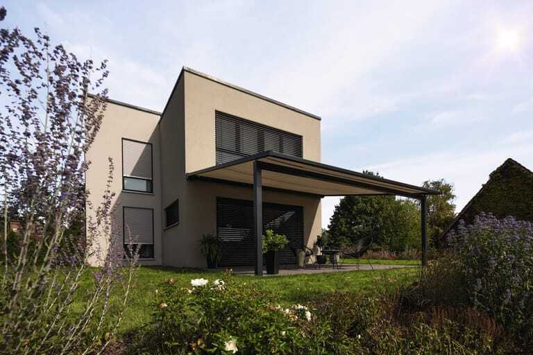 Elegant und widerstandsfähig: Die Pergolamarkise Perea P60 von Warema verschattet eine Fläche bis zu 30 Quadratmeter und trotzt auch stärkerem Wind und Regen.