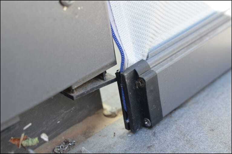 Bei einer weiteren Anlage ist an der Endleiste der Zip-Markise der Rei&szlig;verschluss nicht richtig am Endgleiter befestigt.