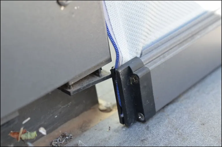 Bei einer weiteren Anlage ist an der Endleiste der Zip-Markise der Rei&szlig;verschluss nicht richtig am Endgleiter befestigt.