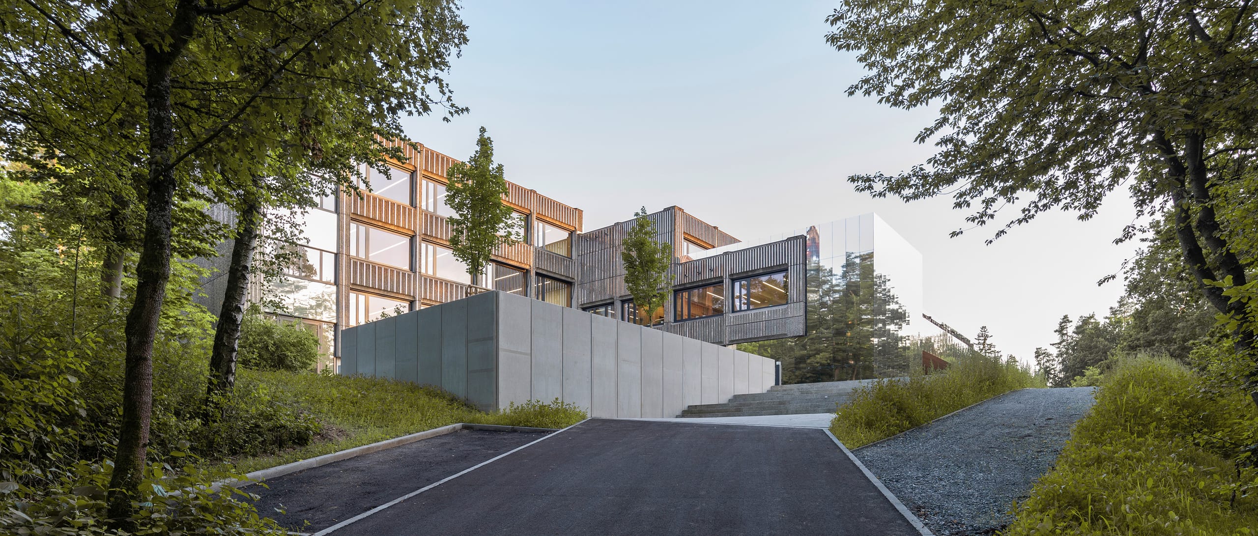 Das Gymnasium in Neustadt an der Waldnaab aus den 1970er-Jahren wurde einer Generalsanierung unterzogen und von Brückner & Brückner Architekten zu einem modernen Schulgebäude umgebaut.