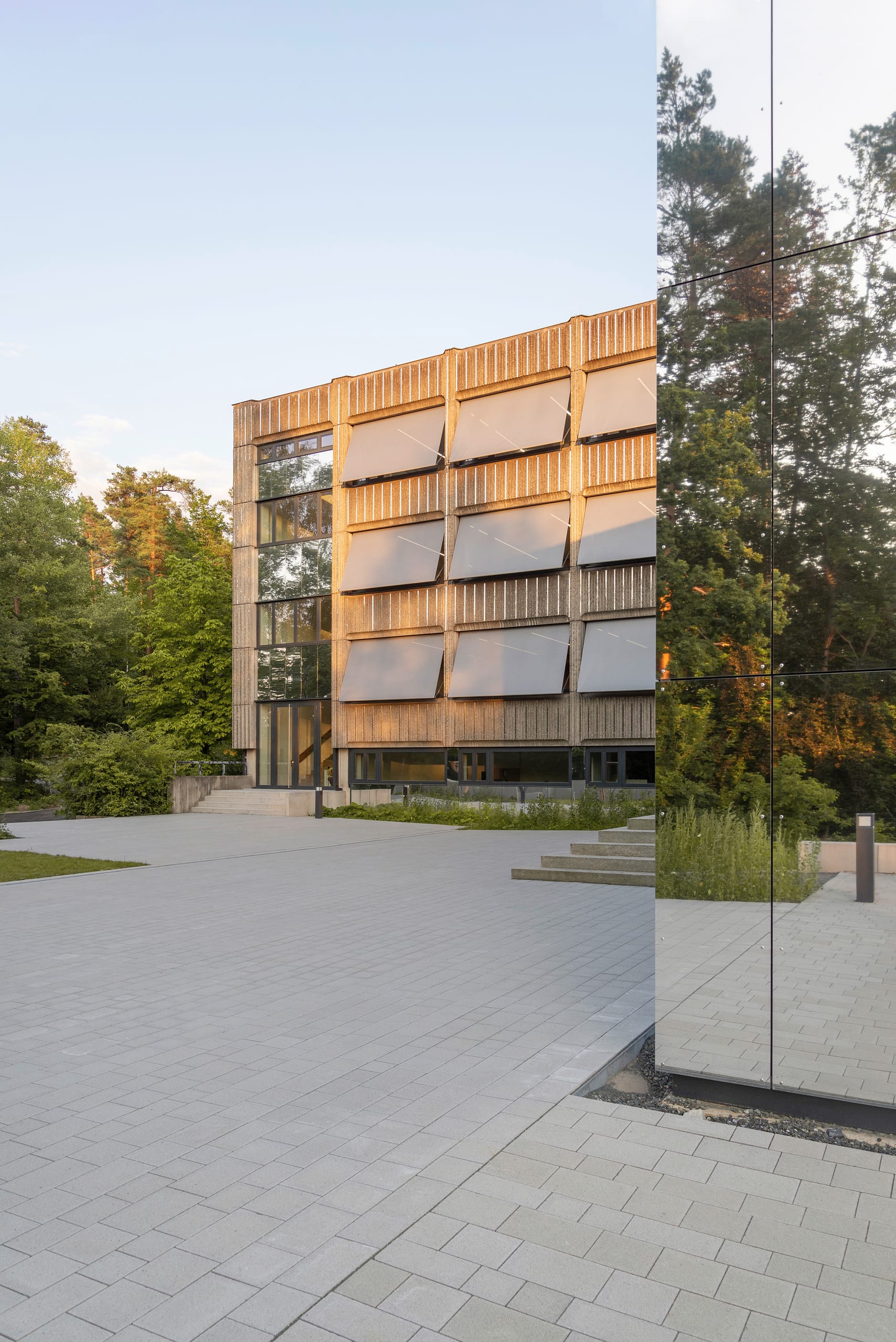 Die leicht ausgestellten Markisen erzeugen ein lebendiges Fassadenbild.