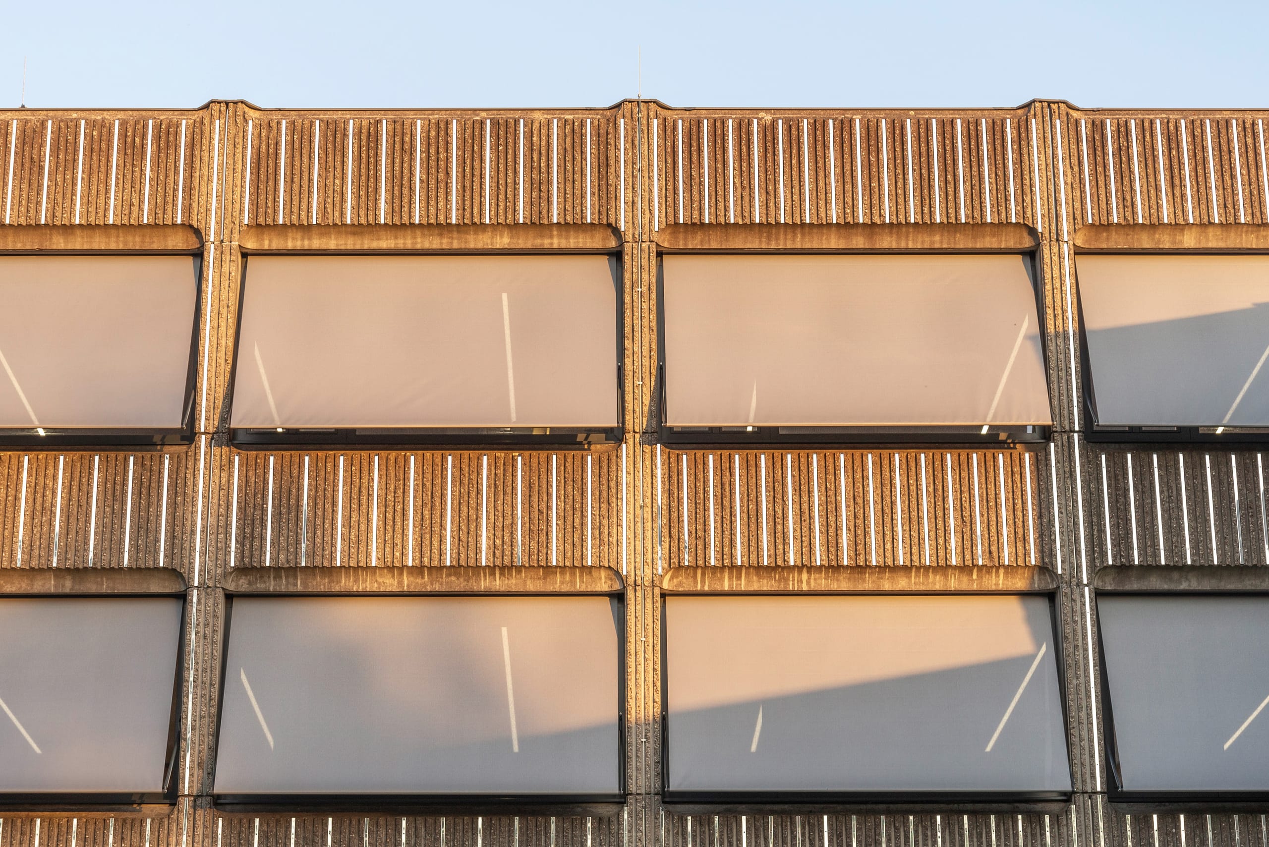 Das metallisch glänzende Tuch erlaubt die Durchsicht nach außen, auch die natürliche Belüftung mit dem geöffneten Fenster bleibt möglich.