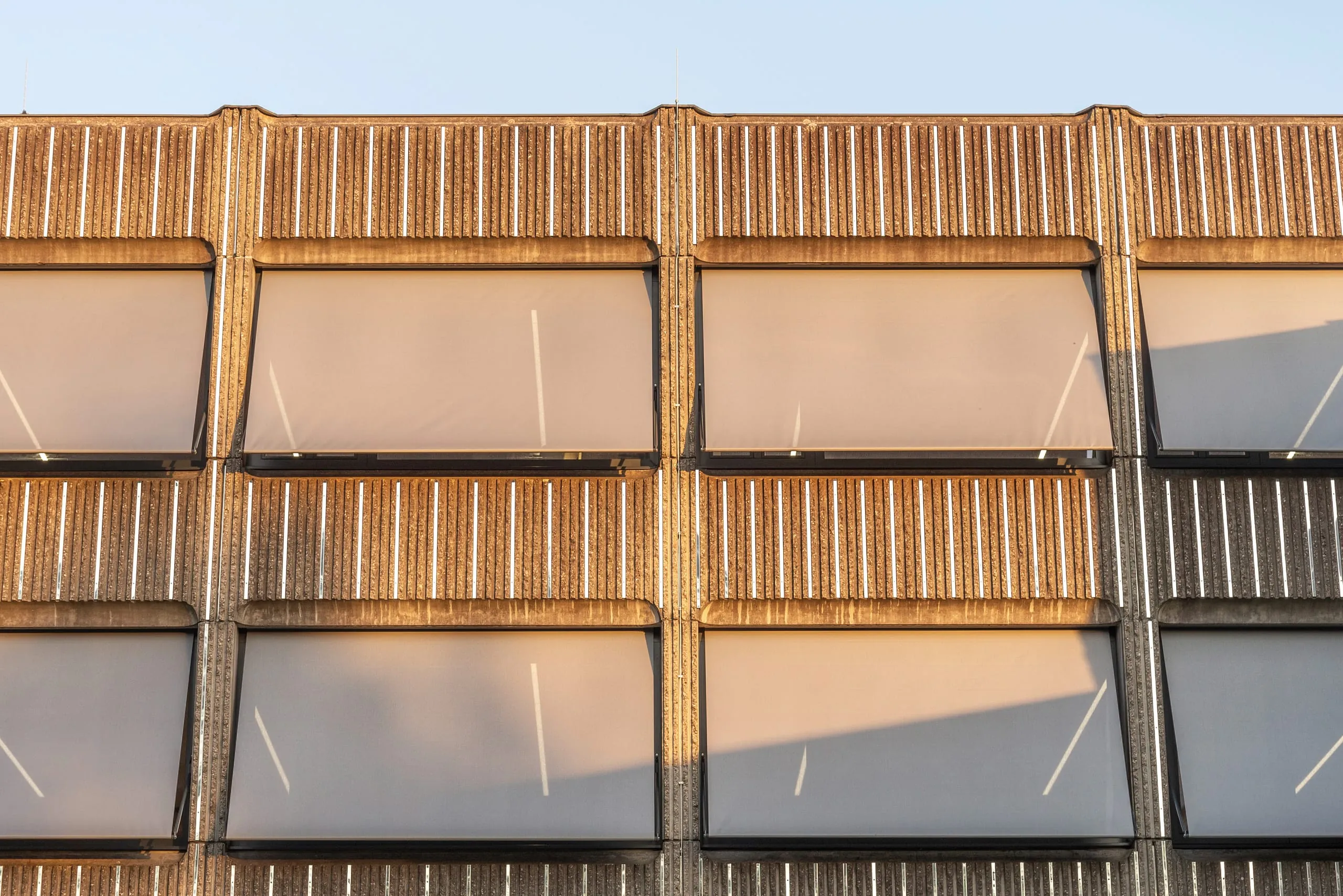Das metallisch glänzende Tuch erlaubt die Durchsicht nach außen, auch die natürliche Belüftung mit dem geöffneten Fenster bleibt möglich.