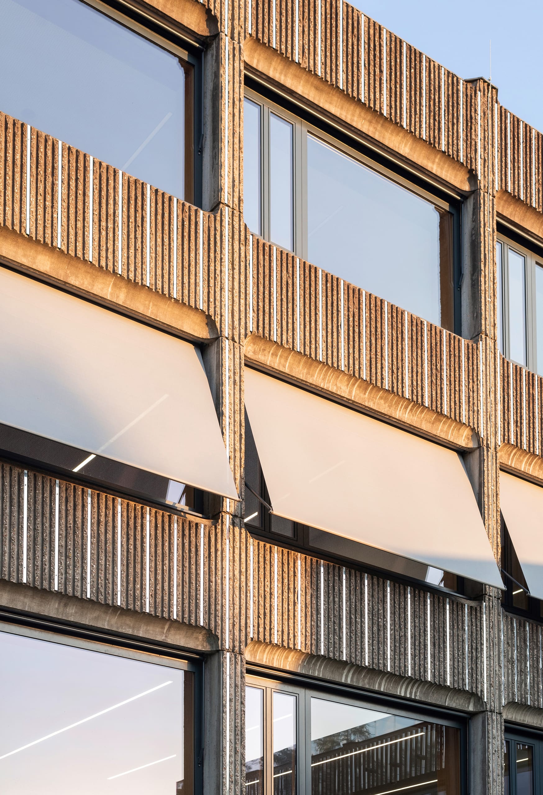 Die Markisen konnten in den Schacht über dem Sturz der neuen Fenster integriert werden. Die Warema Armtechnik sorgt für eine stets optimale Tuchspannung des feuerbeständigen Spezialgewebes.