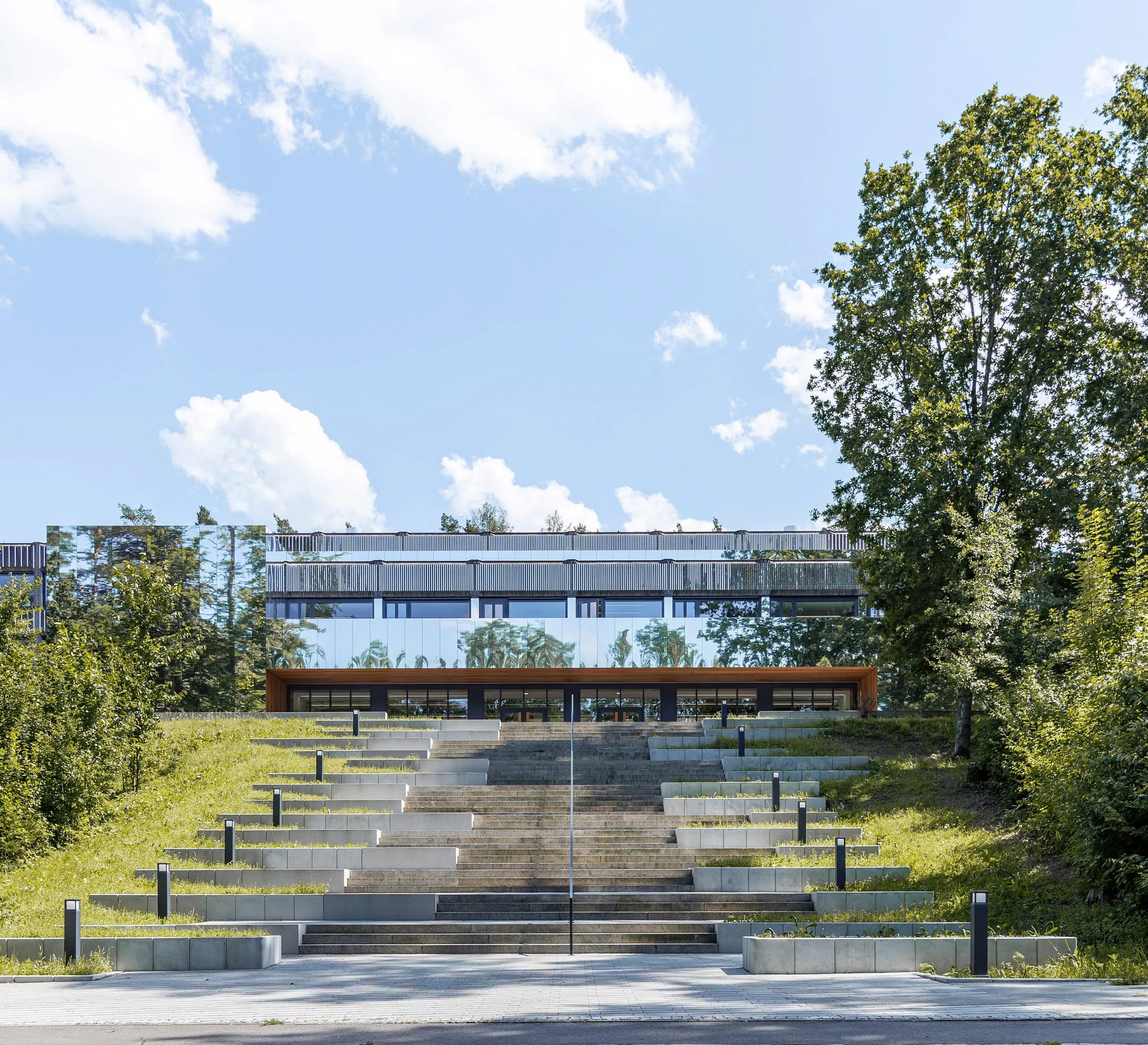 Für den modernen Schulbetrieb wurde anlässlich der Sanierung des Gymnasiums die Raumordnung systematisch umstrukturiert und eine neue Eingangssituation mit großer Freitreppe geschaffen.